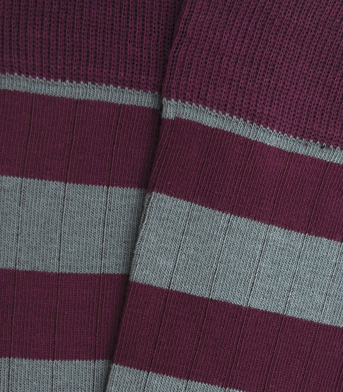 Detalle Calcetines Canalé Rayas Burdeos y Azul Claro