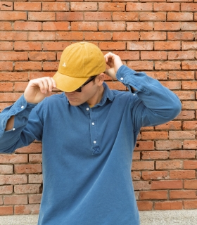 modelo con gorra vaquera dijon y polera azul hook