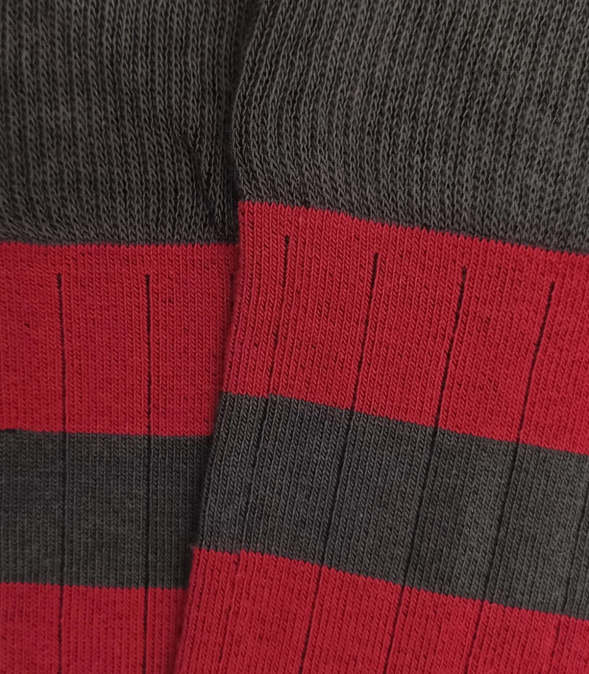 Calcetines Altos Canalé Rayas Gris Y Rojo